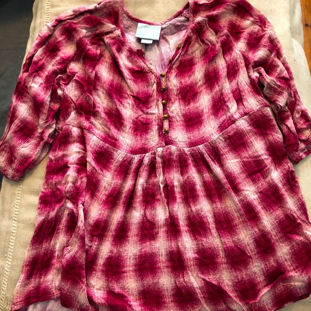 Three quarter length sleeve top